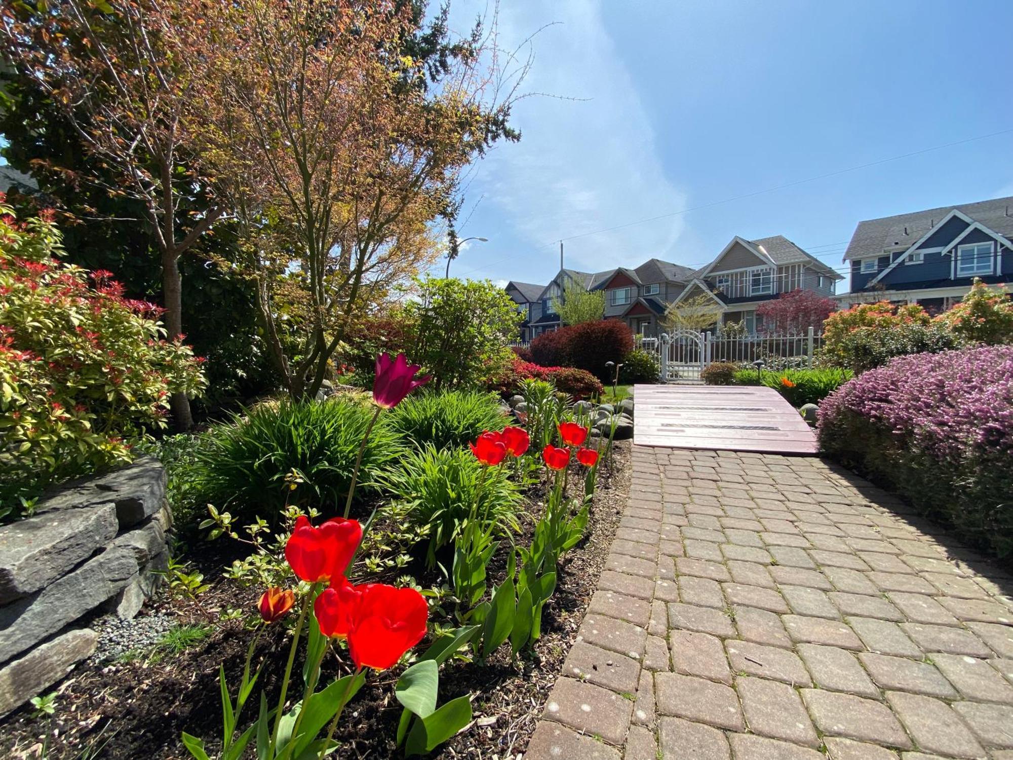 Mae Sweet Home Surrey Exterior foto